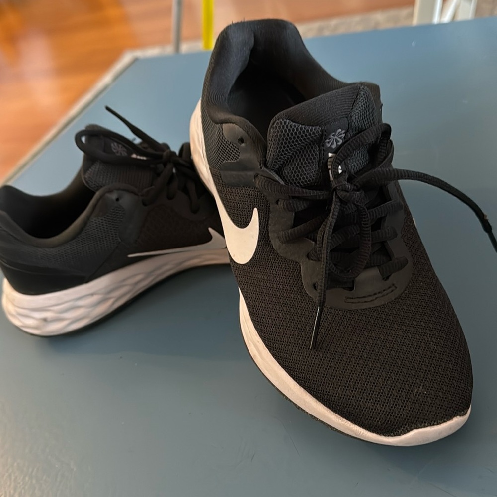 Cute simple black and white Nike running shoes!